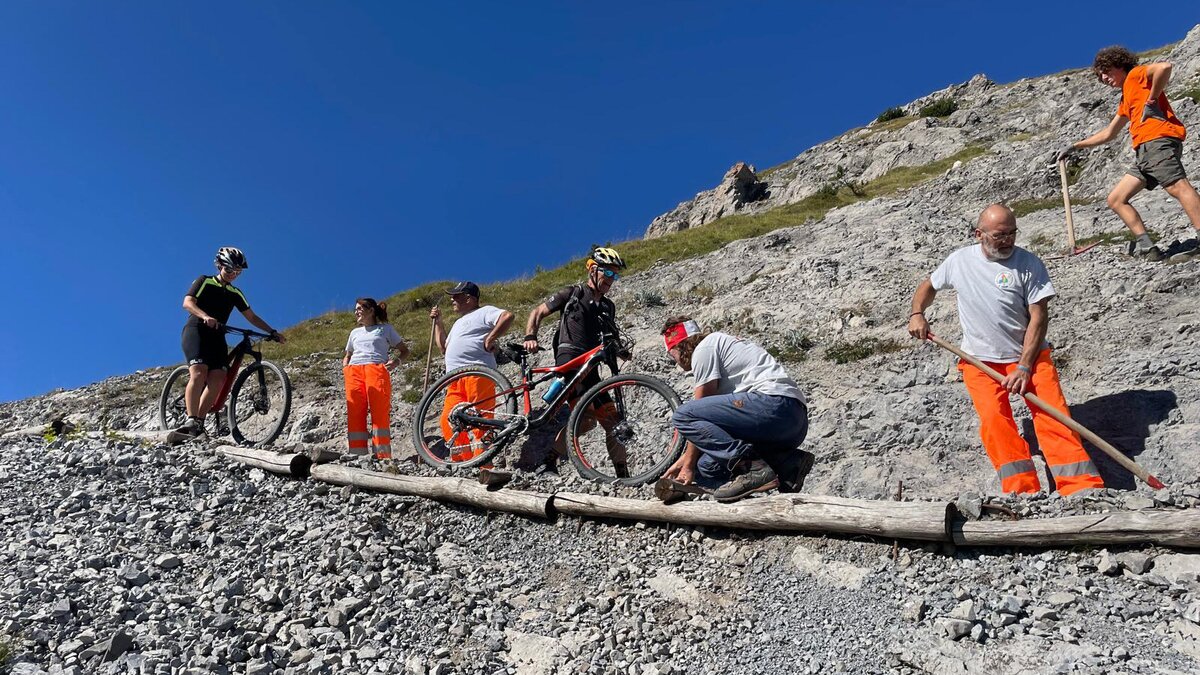 Una fase del recupero della Ciclovia del Duca.